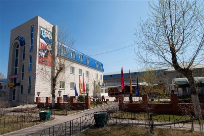 Фасад отеля У Фонтана в Барнауле